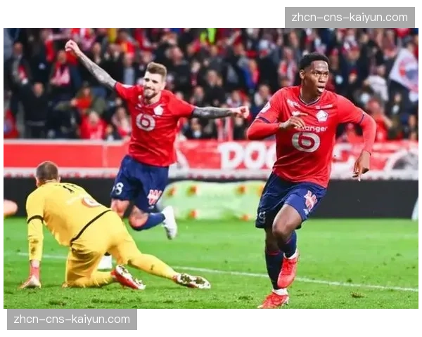 特写：梅斯老队长训练后加练射门，为保级做最后努力