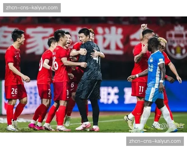 特写瞬间：深圳队门将扑出近距离任意球射门后激动锤地